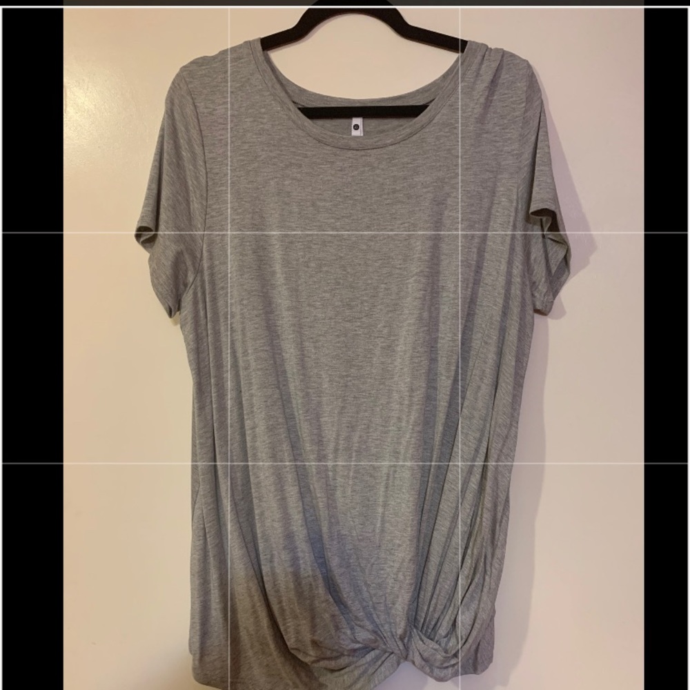 Leo & Nicole twisted bottom tee
